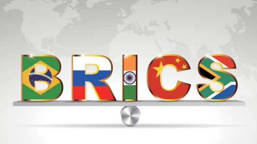 Come i Brics stanno dicendo addio al dollaro, tutti gli effetti per Visa e Mastercard