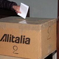 Alitalia: lavoratori bocciano il piano industriale. Rischio commissariamento