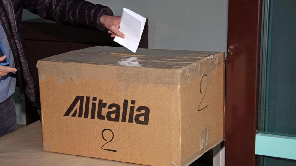 Alitalia: lavoratori bocciano il piano industriale. Rischio commissariamento