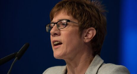 Kramp-Karrenbauer, chi è (e che cosa pensa) la nuova leader della Cdu in Germania al posto di Merkel