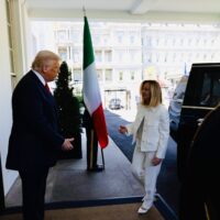 ‘’Presidente, le porto l’Italia del 18 aprile 1948’’. Cosa doveva dire Meloni a Trump