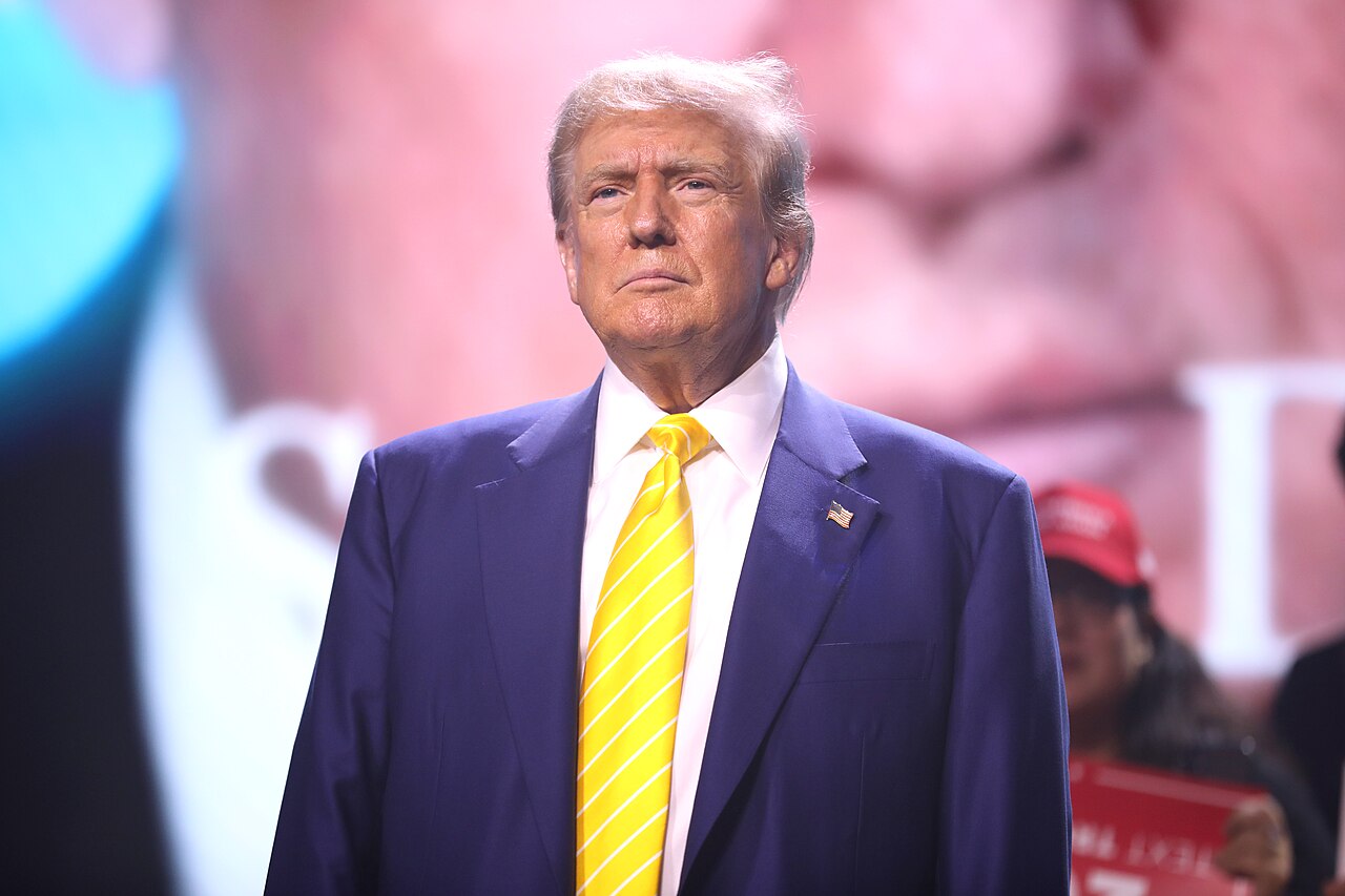 Sempio scalza Trump dalle prime pagine dei quotidiani italiani. Il giornalismo si è incartato