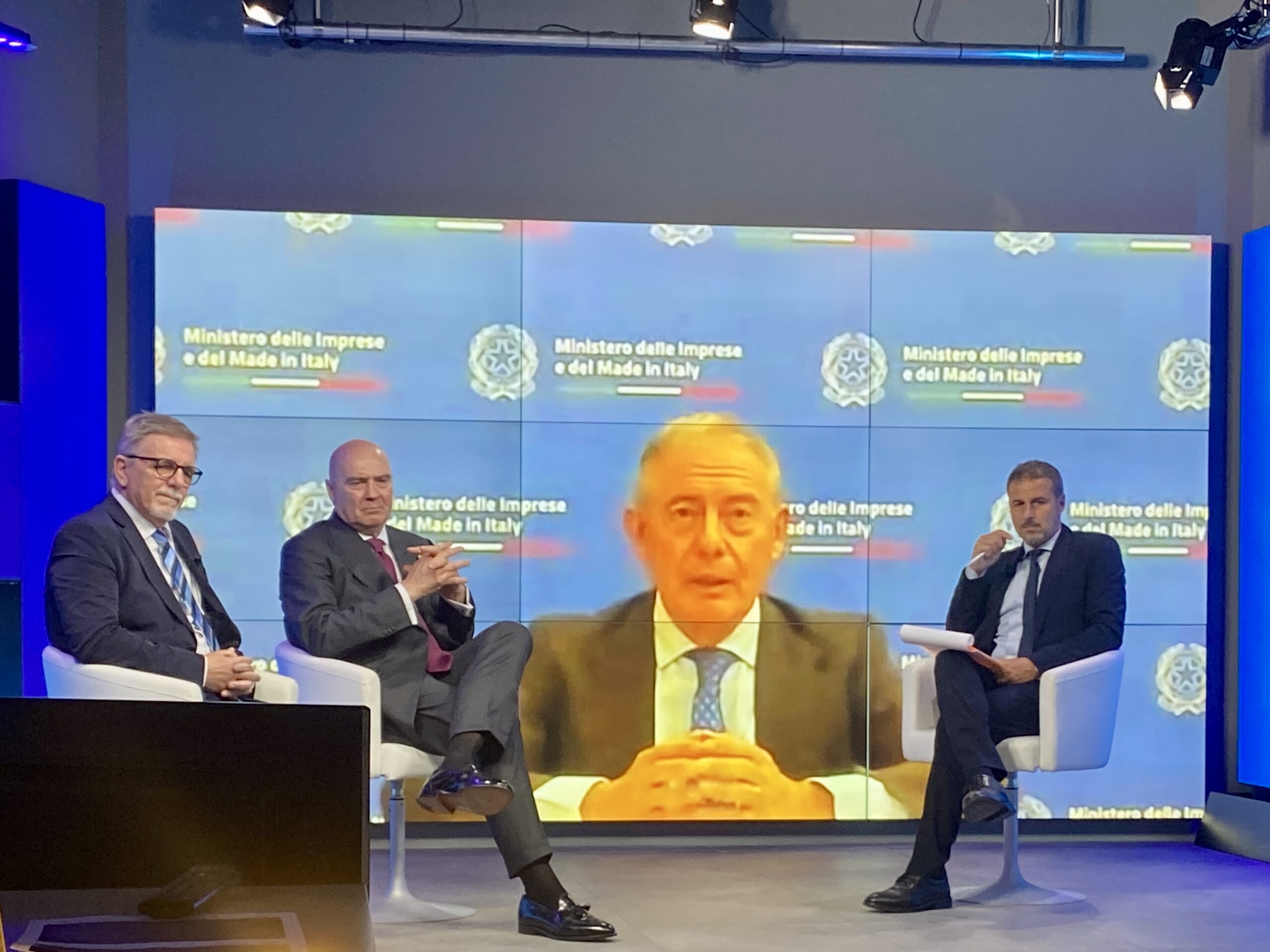 Export, ricerca e meno burocrazia, ecco gli ingredienti della competitività farmaceutica