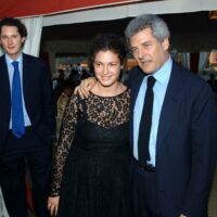 Le ultime follie di Alain e John Elkann su Repubblica e Stampa