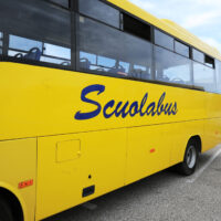 Scuolabus elettrici, Intelligenza artificiale e circolarità: la nuova lezione italiana alla transizione verde