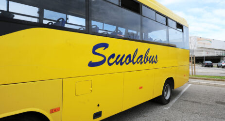 Scuolabus elettrici, Intelligenza artificiale e circolarità: la nuova lezione italiana alla transizione verde