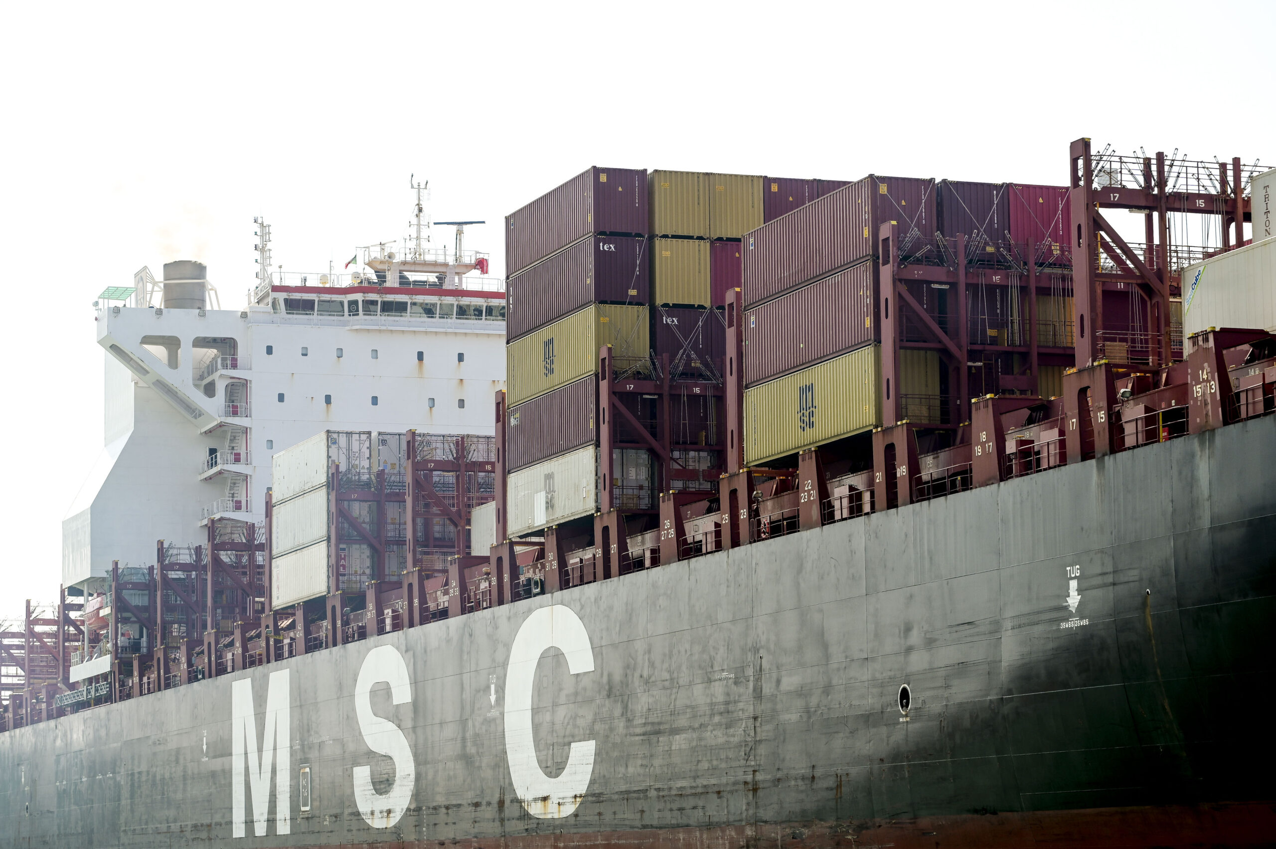 Who is puffing in Germany on MSC which lands in the port of Hamburg