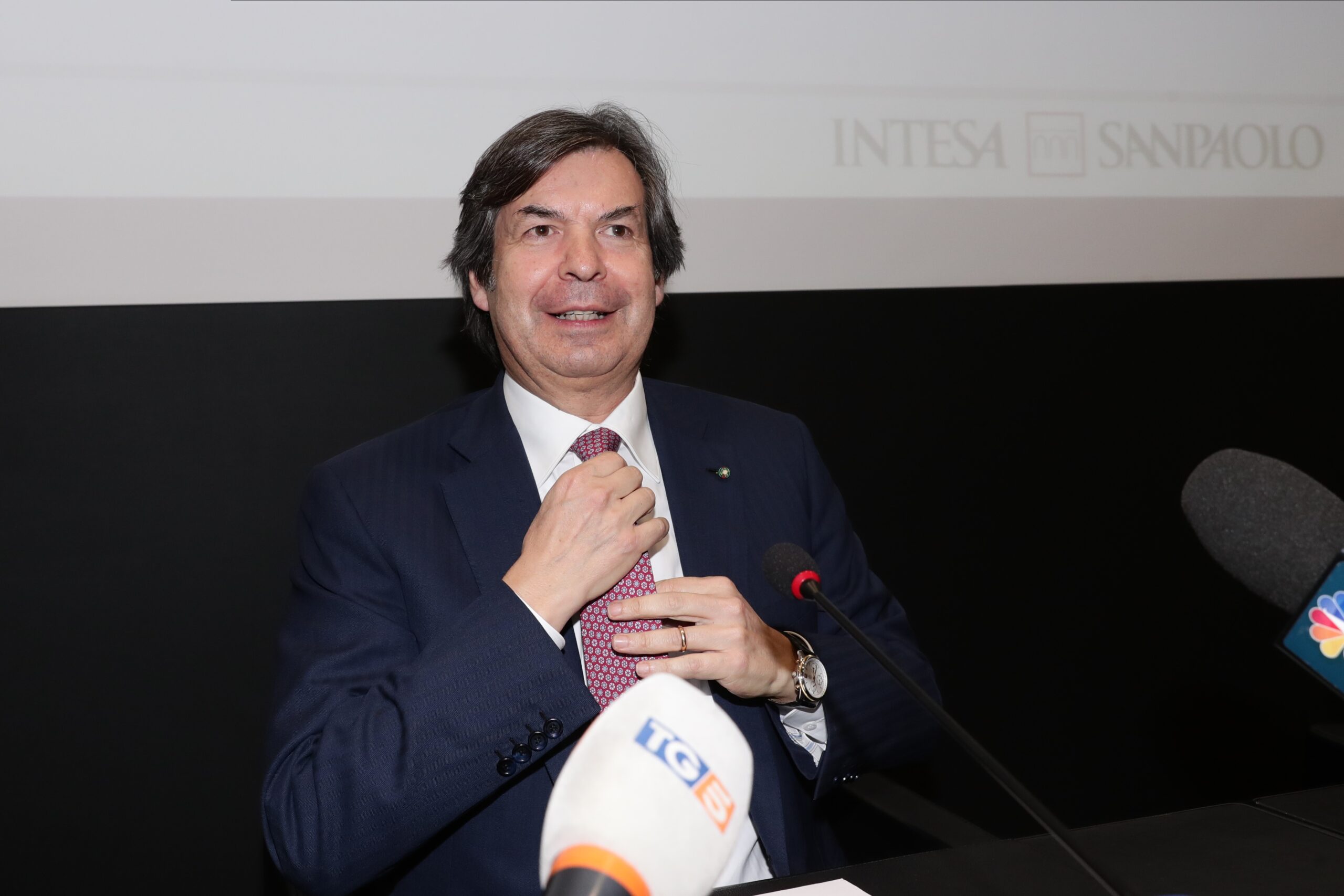 What really happens between Abi and Intesa Sanpaolo on the bank contract