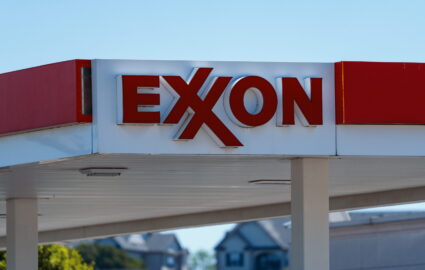 Exxon e Chevron fanno il pieno di utili. Scontro in vista con Trump sui prezzi della benzina?