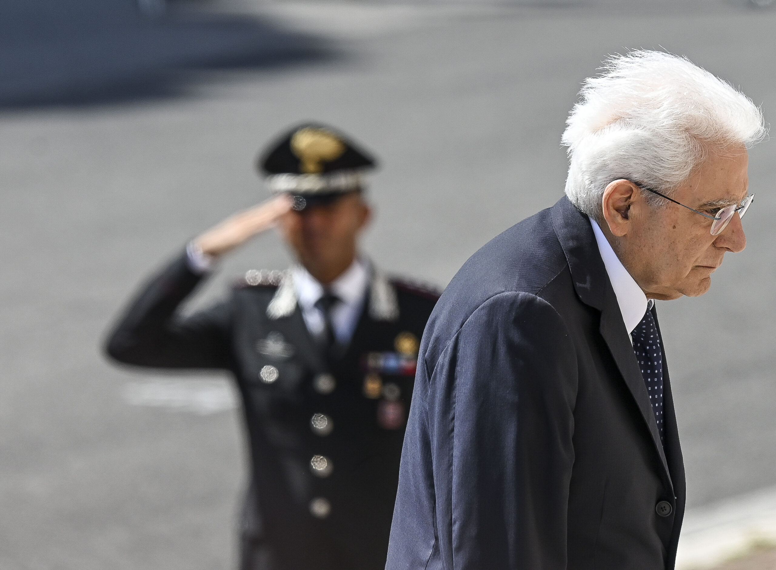 Who attacks and who protects Mattarella?