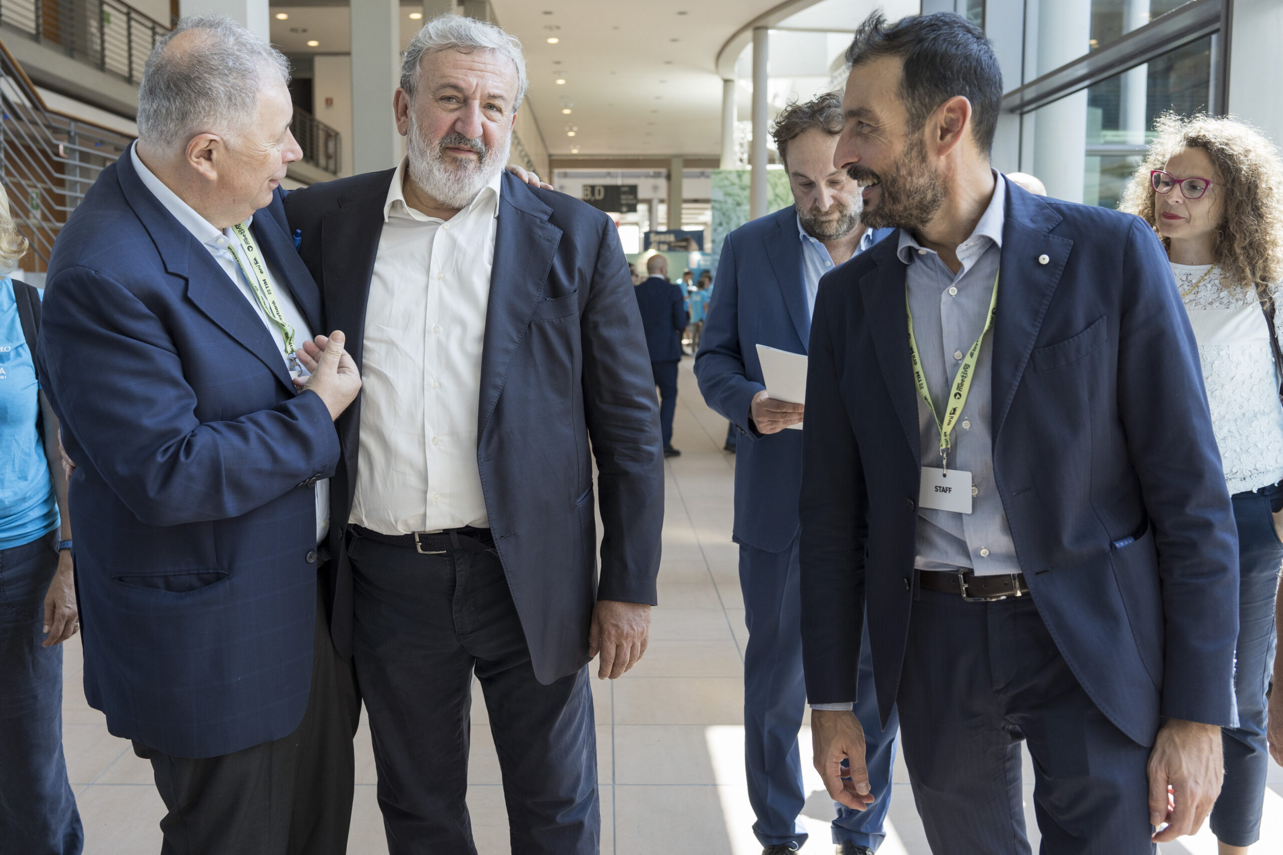 Ecco come i ciellini coccolano Emiliano e Zuppi al Meeting di Rimini