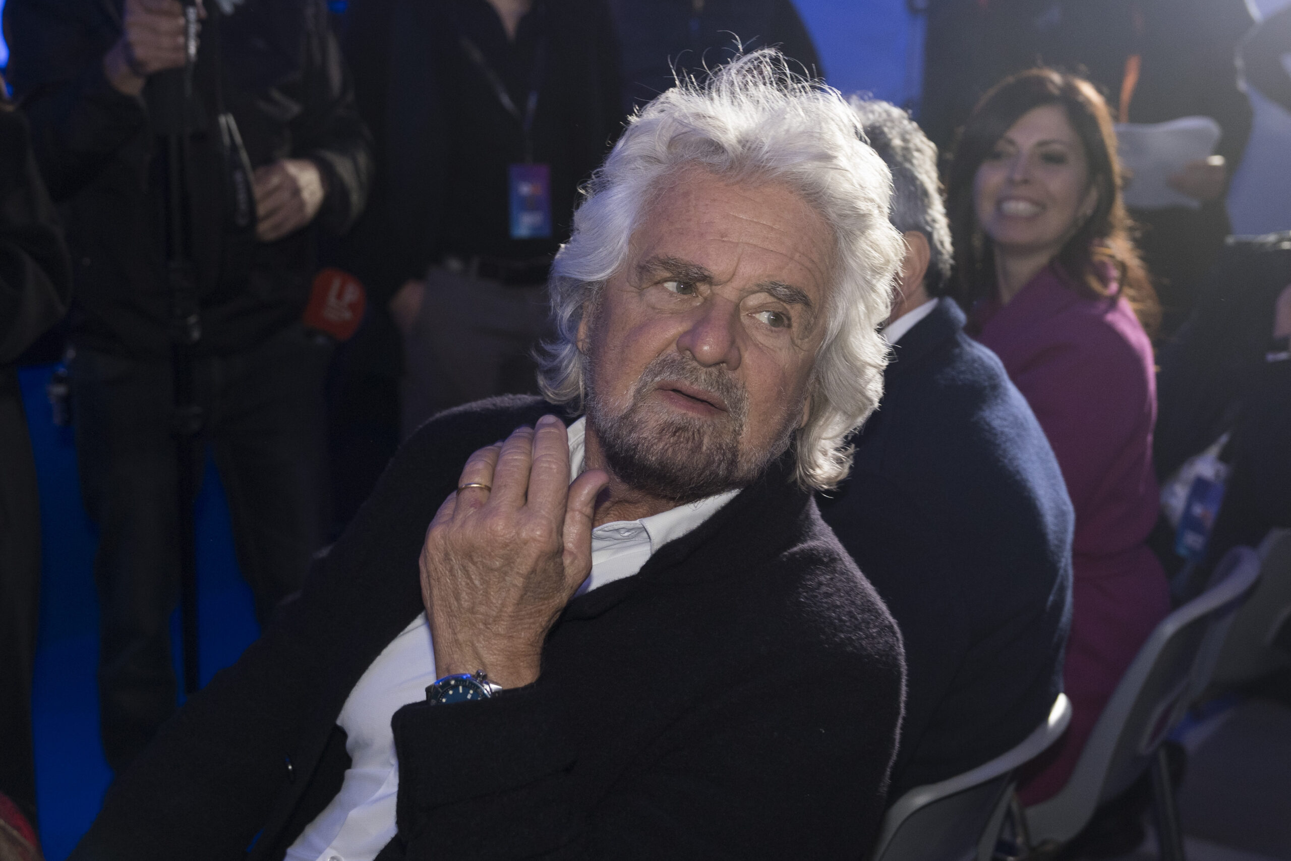 Beppe Grillo chuckles in the left-wing cemetery