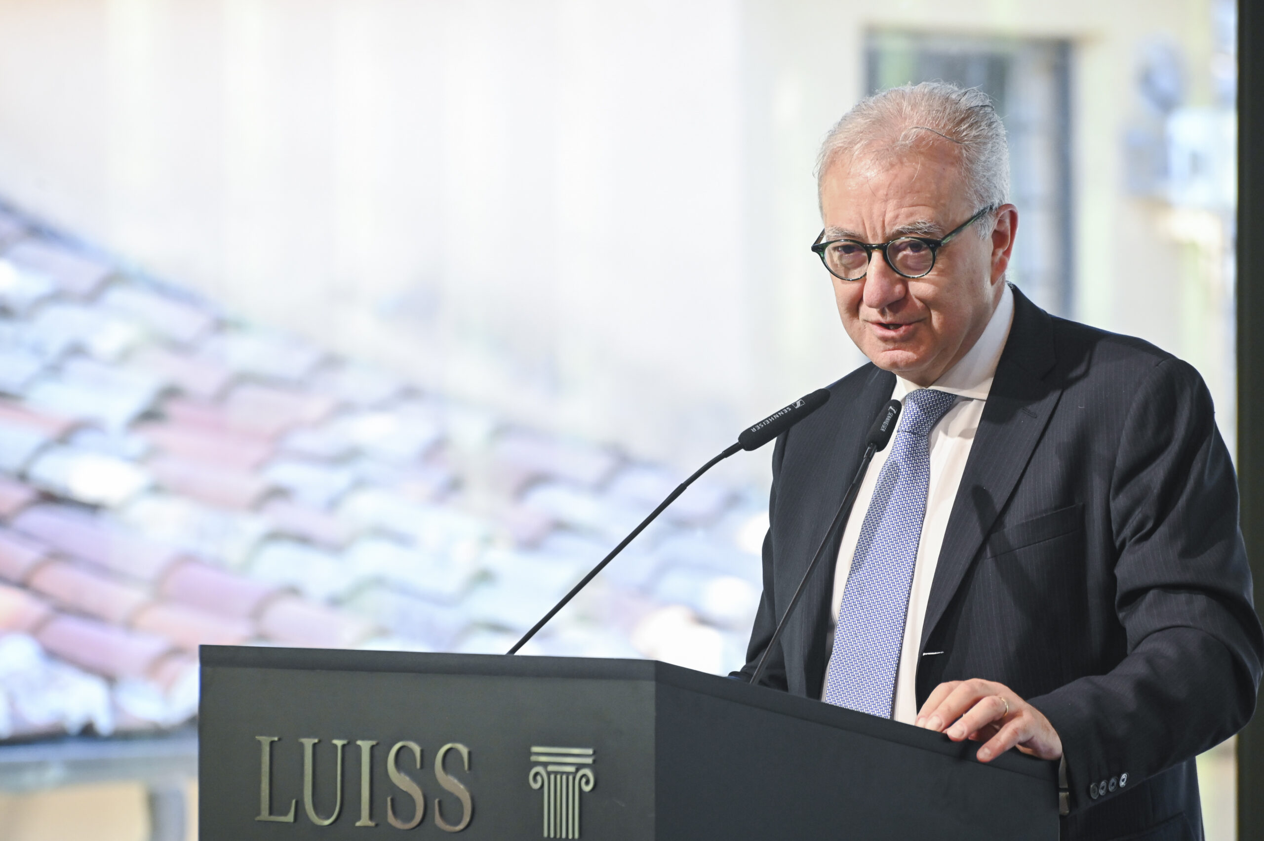 Mantovano sbugiarda i racconti anti Italia in economia (e non solo)