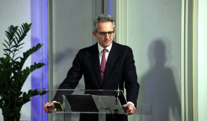 Chi esulta e chi no per la bocciatura di Nagel: girotondo dei giornali su Mediobanca