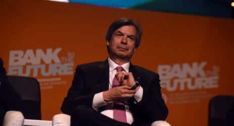 Intesa Sanpaolo elogia il governo e pizzica Unicredit e Generali