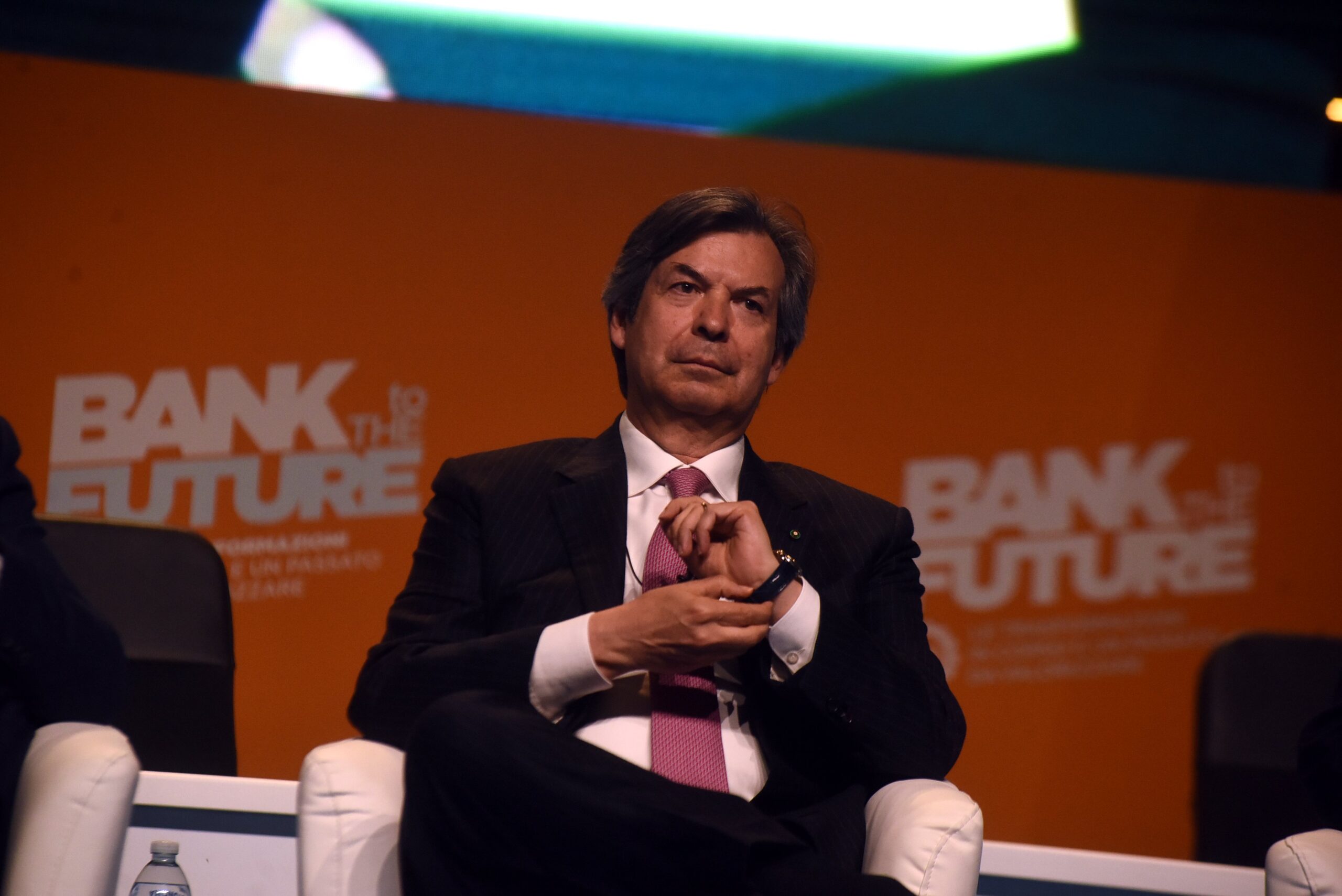 Intesa Sanpaolo elogia il governo e pizzica Unicredit e Generali