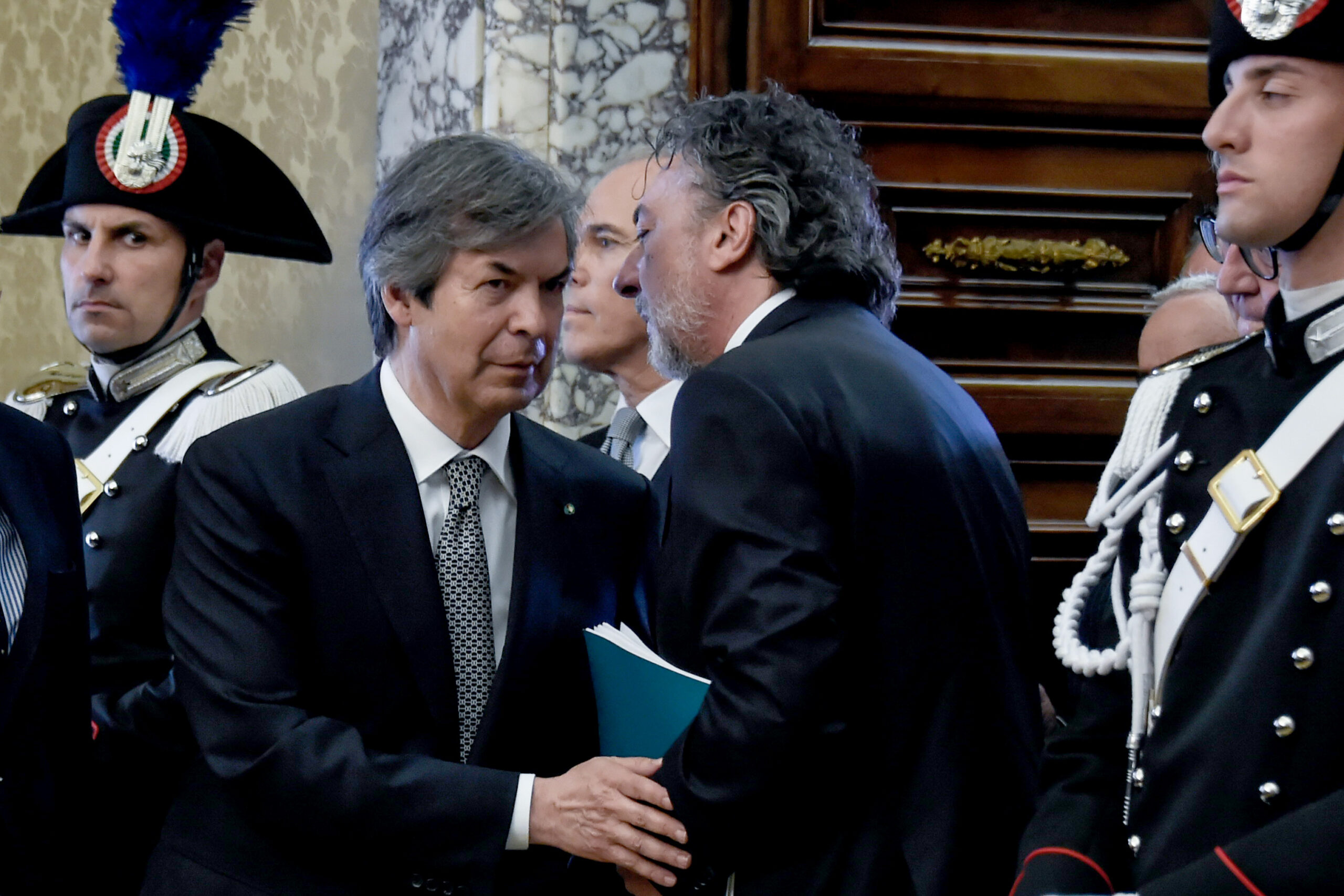 Unipol, chi e perché in Unipol contesta le remunerazioni di Cimbri e Laterza