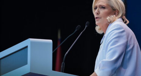 Marine Le Pen se ne frega della condanna e si candida alle presidenziali 2027 in Francia