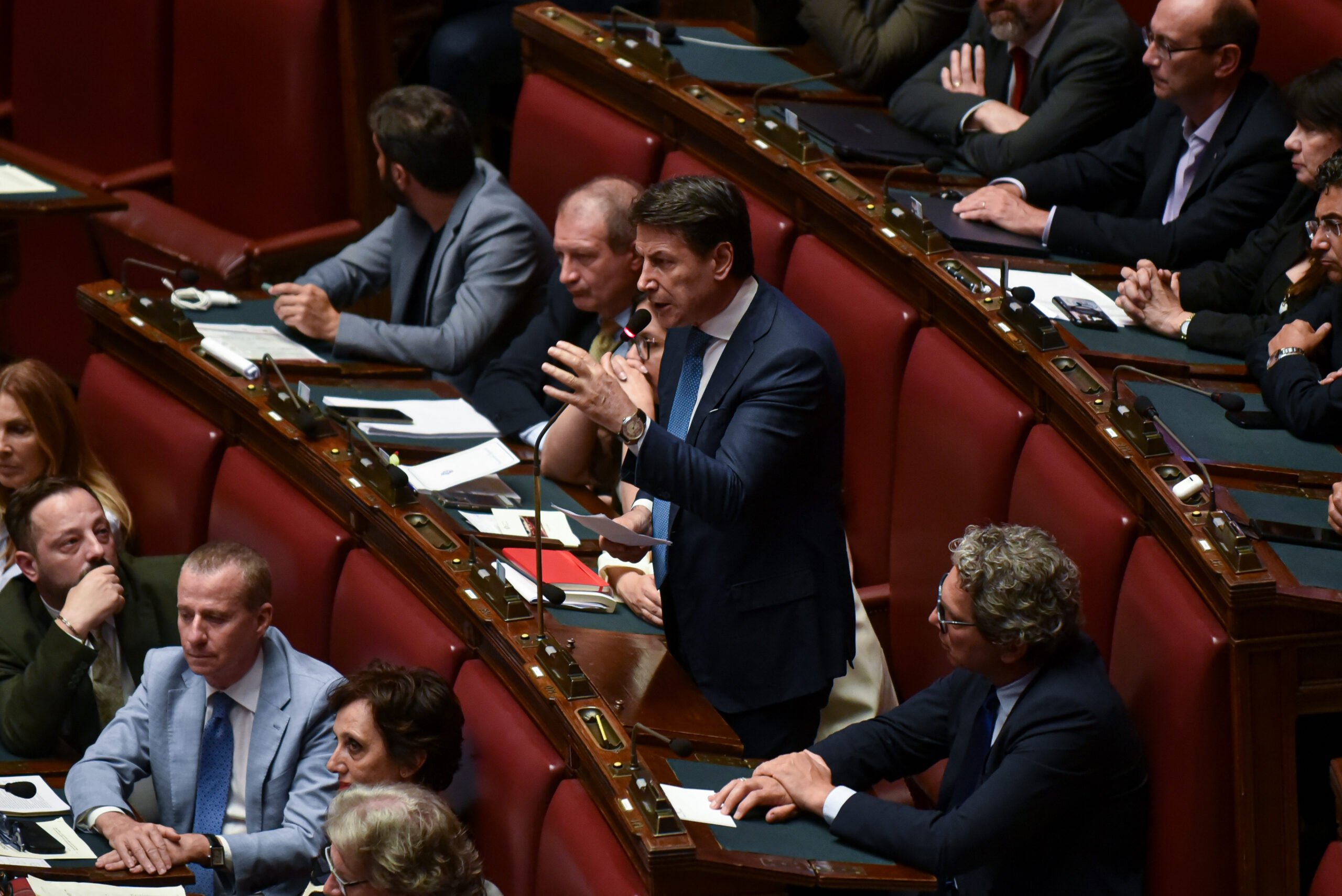 Vi racconto l’autolesionismo di Schlein e Conte in Parlamento