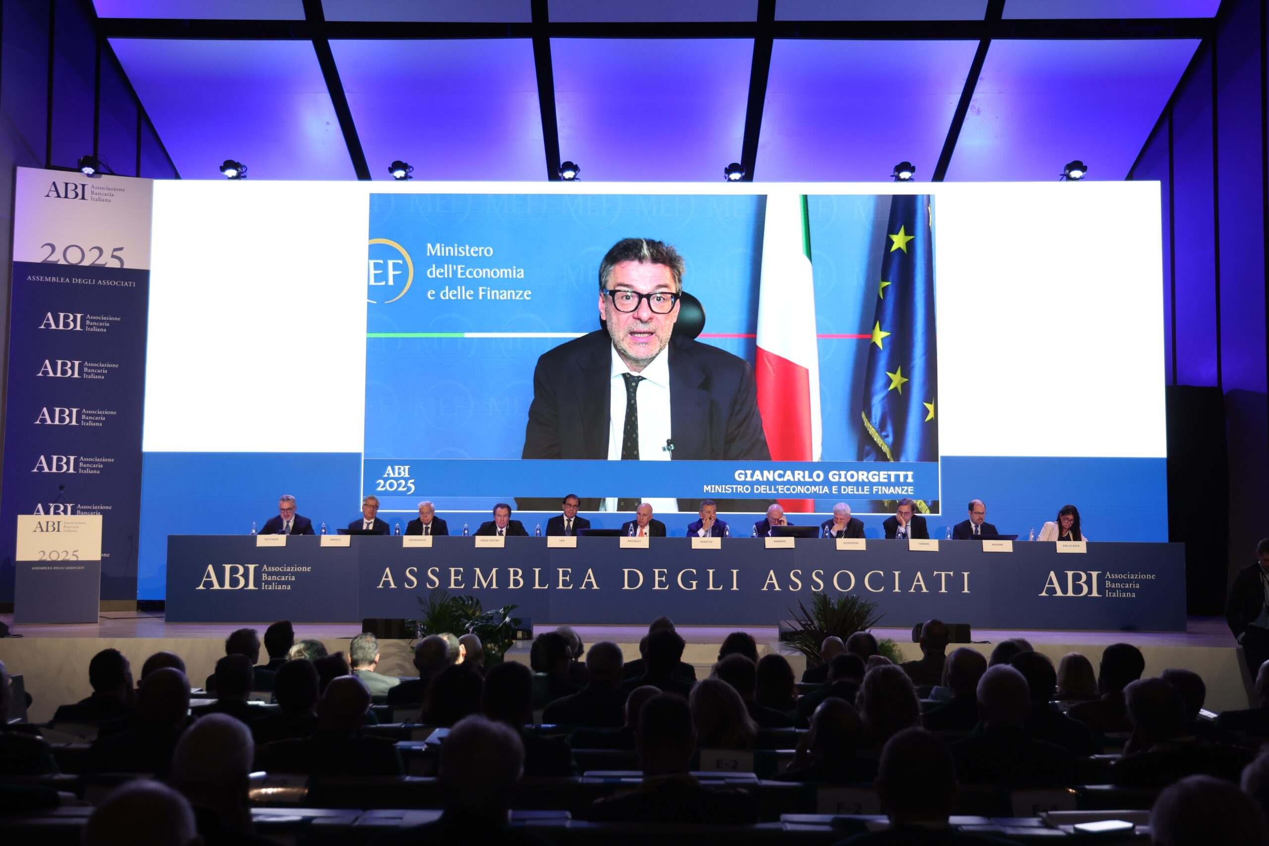 Tutte le bordate di Giorgetti a banche e banchieri