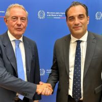 Stellantis e Vw inchiodano sull’auto elettrica. Ma i cinesi chiedono alla Ue di attenersi al Green Deal