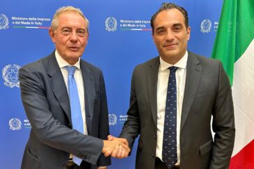 Stellantis e Vw inchiodano sull’auto elettrica. Ma i cinesi chiedono alla Ue di attenersi al Green Deal