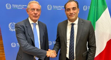 Stellantis e Vw inchiodano sull’auto elettrica. Ma i cinesi chiedono alla Ue di attenersi al Green Deal