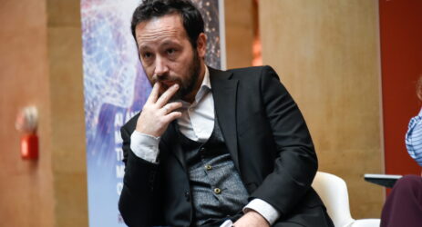 Elogio a sorpresa del lobbista che finalmente non le manda a dire a grandi giornali e politici
