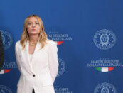 Destre manganello contro alti lai antifa. Che farà Meloni?