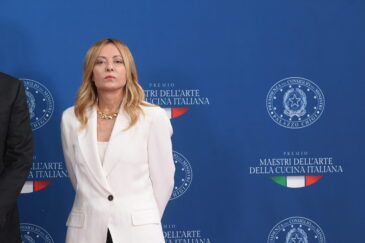 Destre manganello contro alti lai antifa. Che farà Meloni?