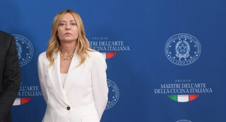 Destre manganello contro alti lai antifa. Che farà Meloni?