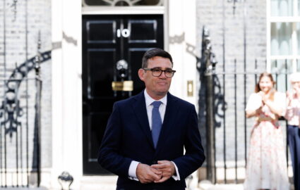 Davvero Burnham taglierà il costo dell’elettricità agli inglesi? E come?