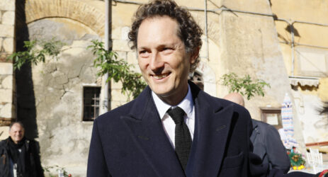 Ecco come Exor sommerge di soldi John Elkann