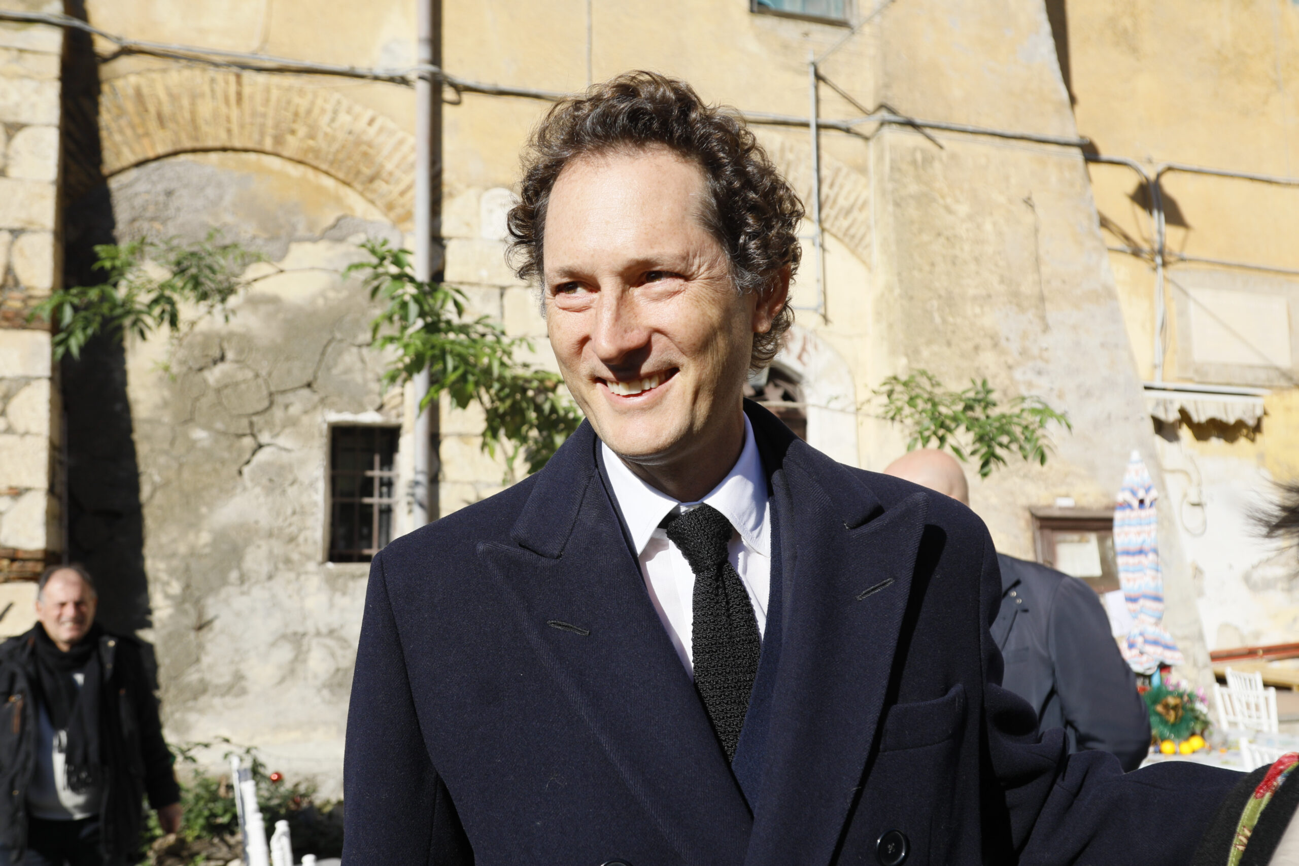 Ecco come Exor sommerge di soldi John Elkann