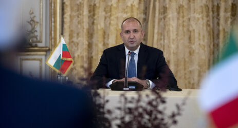 Bulgaria al voto: Radev favorito, tra instabilità, corruzione e tensioni con l’Ue