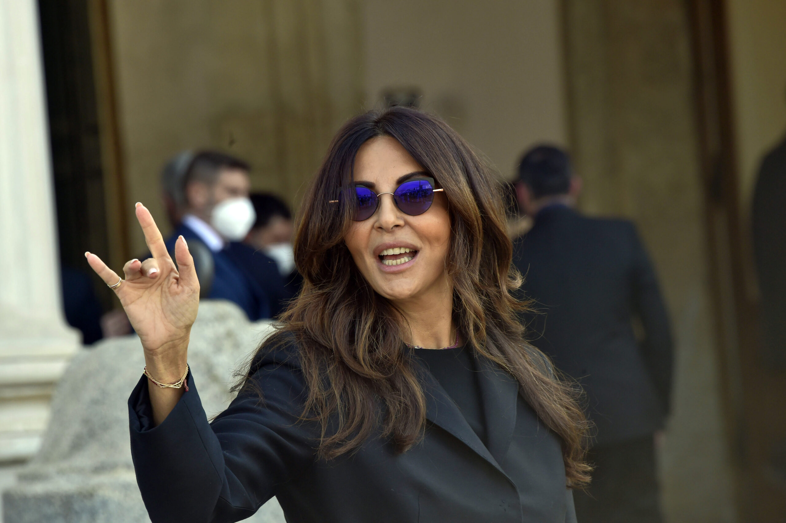 La strana coppia Meloni-Ferilli contro Schlein al caviale
