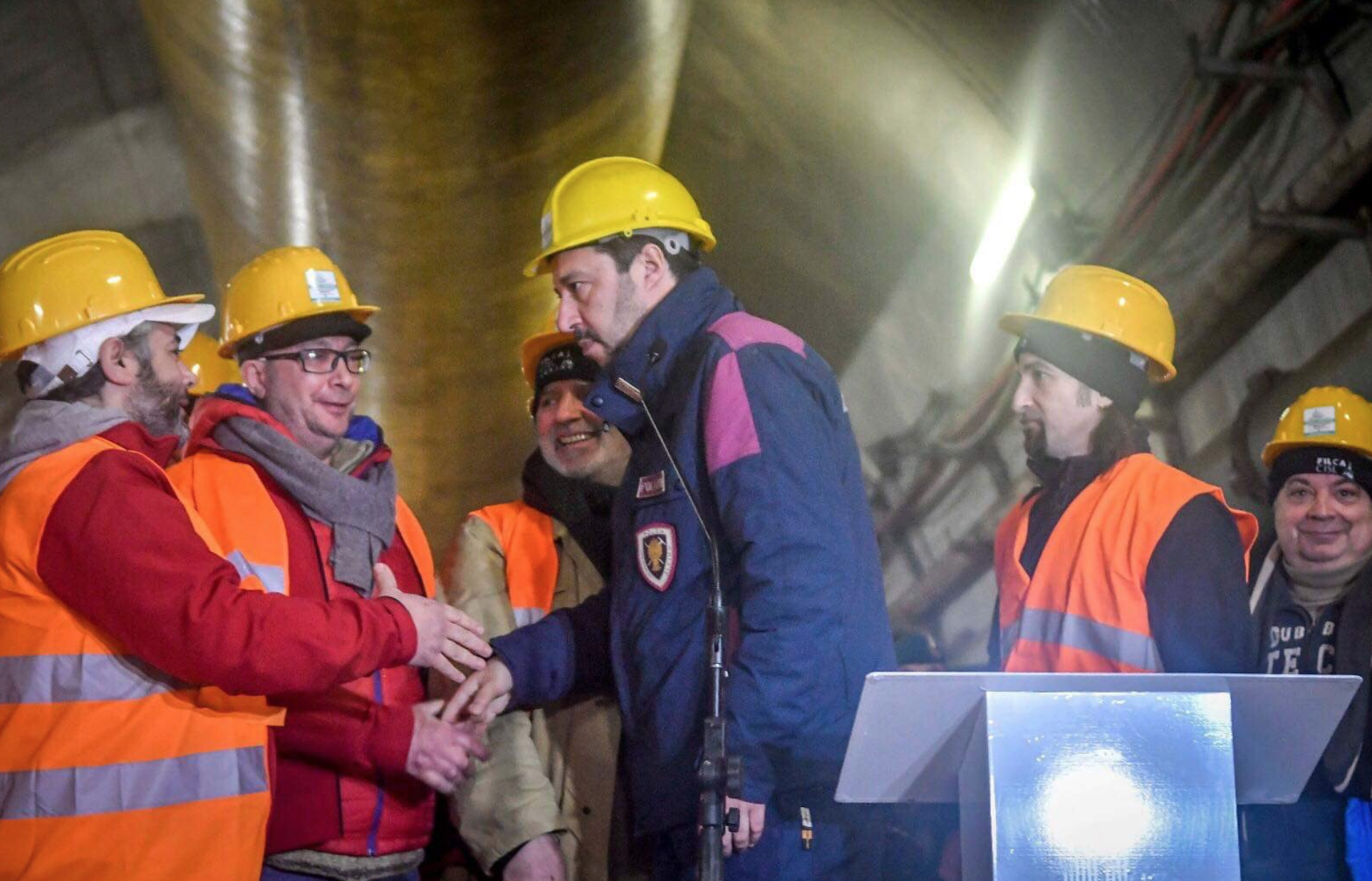 Benvenuto al casco giallo Matteo Salvini, ma ora sblocchi anche il cantiere delle attività estrattive