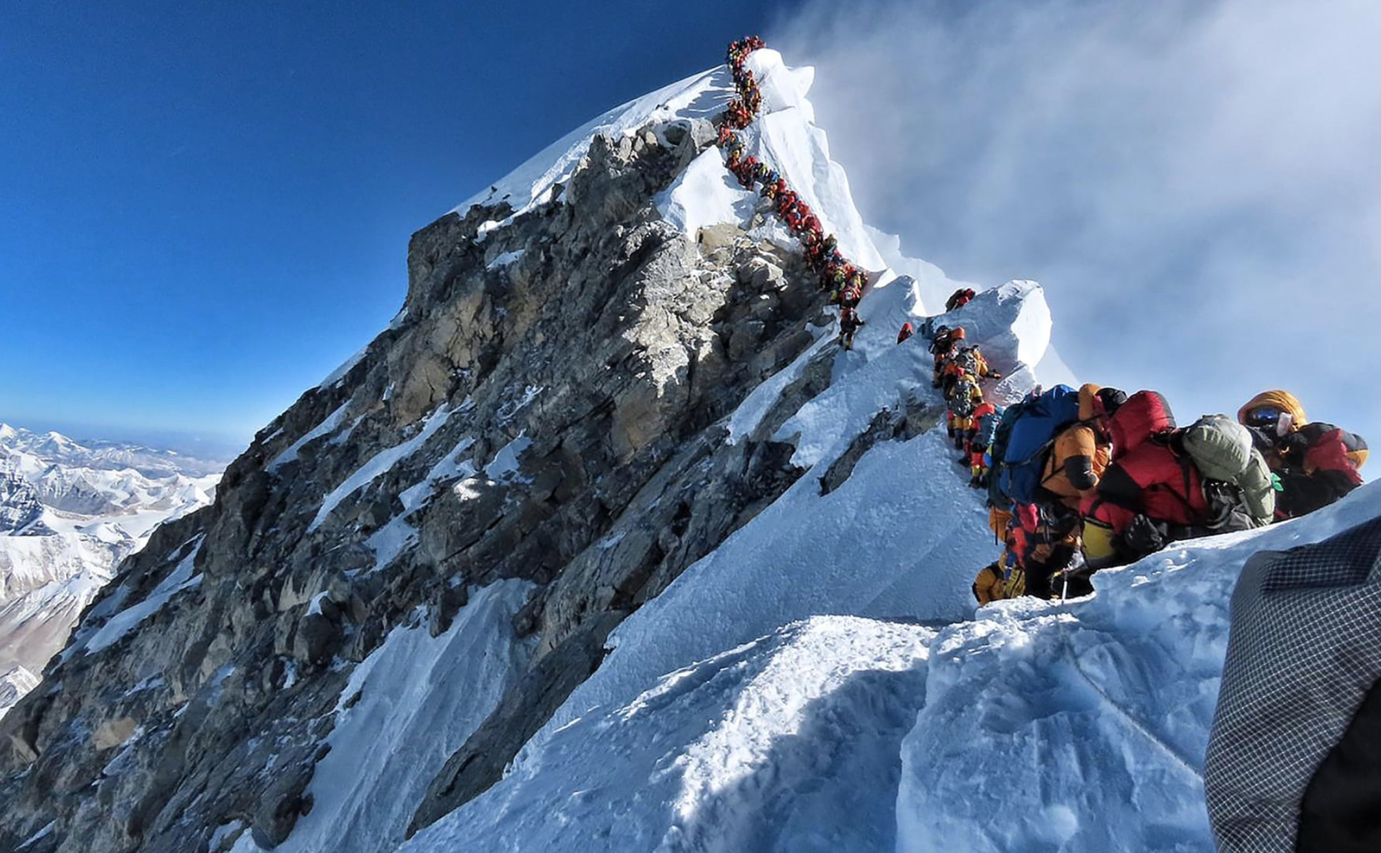 La macabra moda in cima all’Everest