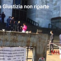 Avvocati abbandonano i codici in piazza: la Giustizia è in lockdown