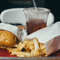 Esiste un legame tra cibi ultra-processati e cancro, diabete e malattie cardiovascolari?