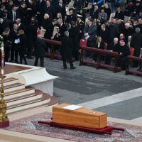 I funerali di Papa Benedetto XVI fra eccezione e paradosso. L’analisi di Cardini