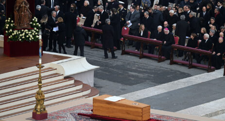 I funerali di Papa Benedetto XVI fra eccezione e paradosso. L’analisi di Cardini