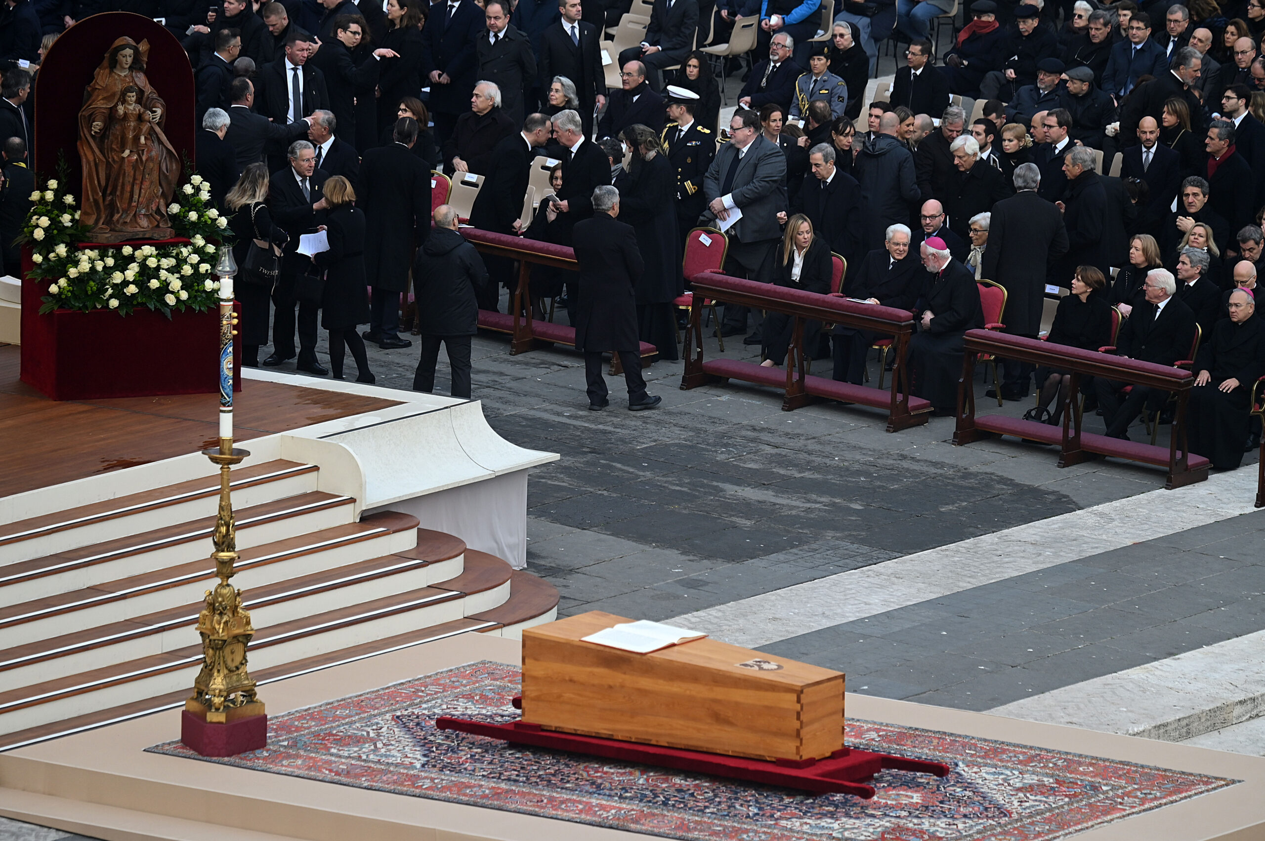 I funerali di Papa Benedetto XVI fra eccezione e paradosso. L’analisi di Cardini