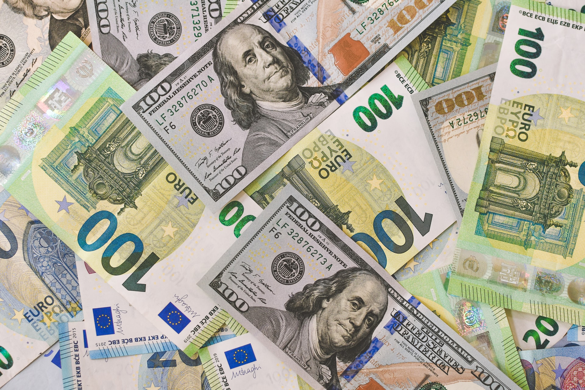 Euro-dollar parity: what will happen and what will be the effects on economies