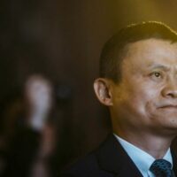 Dal virtuale al reale: come Alibaba sfida Amazon