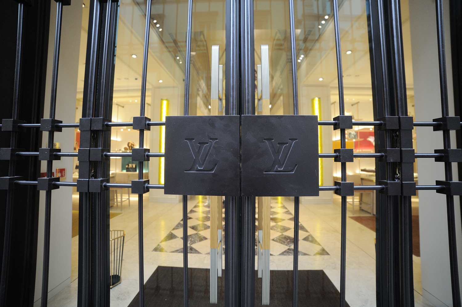 Lvmh, all about the French scandal between intelligence and politics