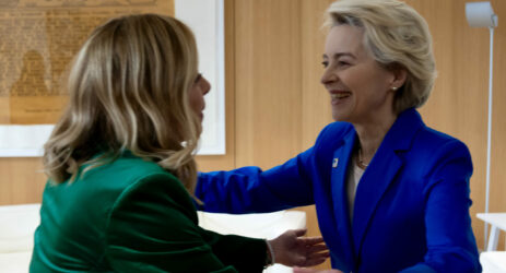 Perché Von der Leyen snobba Macron e segue la linea Meloni-Merz su Trump