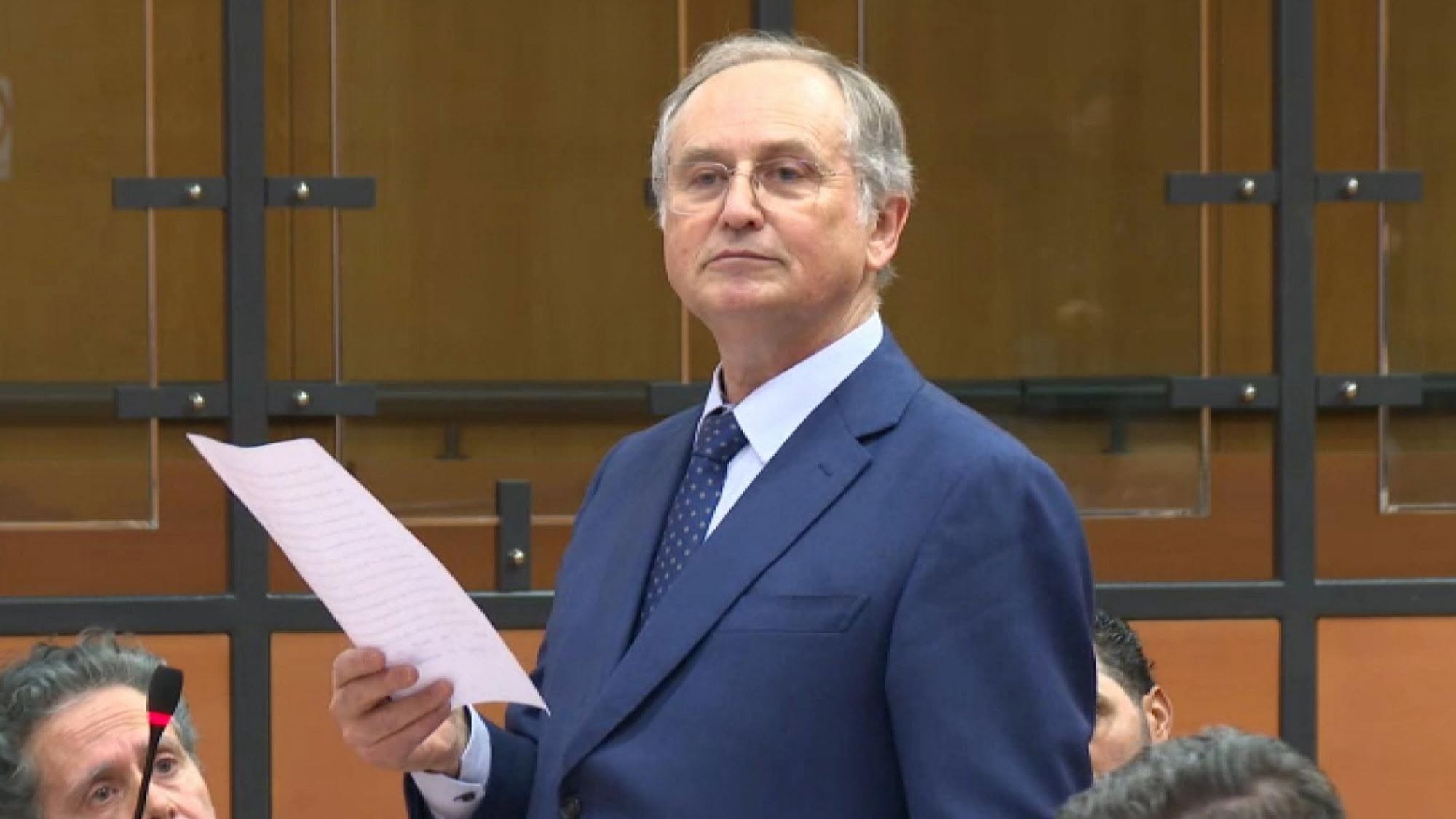 I veri effetti dei subbugli politici su Roggero e Fakir