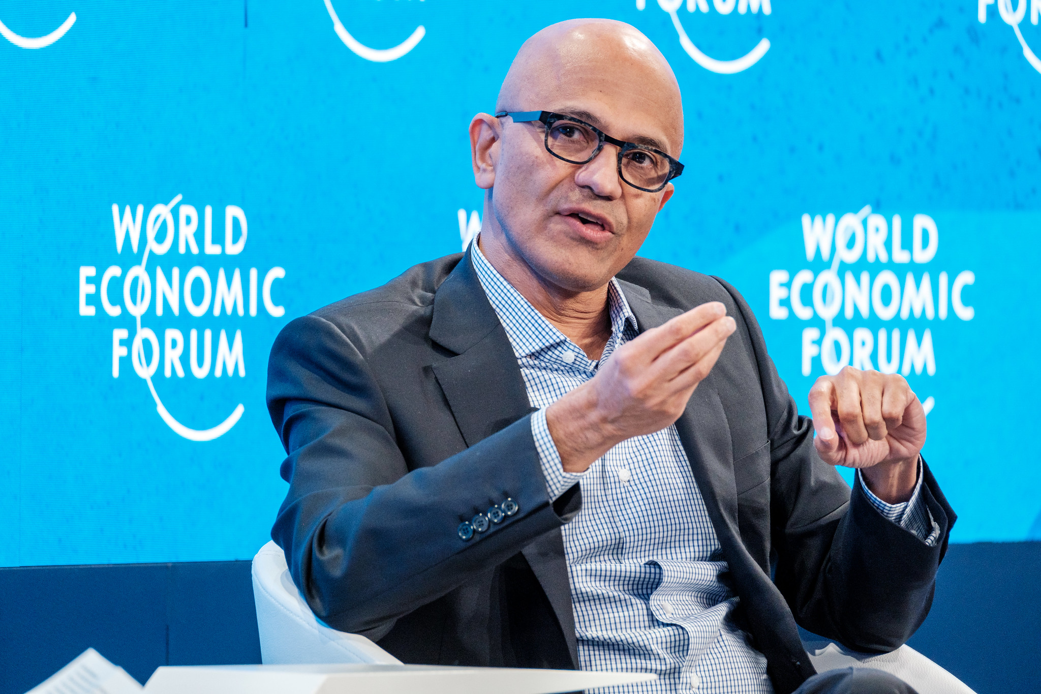 Nadella (Microsoft) が Big Tech のパンデミック後の二日酔いについて語ったこと