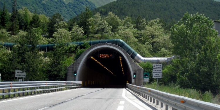 Autostrade, tutti i tamponamenti fra Toninelli e gruppo Toto per la Strada dei Parchi